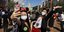 κόσμος με μάσκες λόγω του κορωνοϊού βγάζει σέλφι στη Disneyland στο Χονγκ Κονγκ