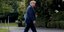 Ο Ντόναλντ Τραμπ περπατάει στον Λευκό Οίκο