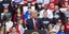 Ο πρόεδρος των ΗΠΑ, Ντόναλντ Τραμπ με κόκκινη γραβάτα σε προεκλογική ομιλία