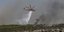 ελικόπτερο ρίχνει νερό στη φωτιά στο Λαύριο