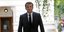 Ο Γάλλος πρόεδρος Εμανουέλ Μακρόν με σακάκι και γραβάτα στο Λονδίνο