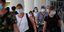 Ταξιδιώτες με μάσκες προστασίας από τη μετάδοση του κορωνοϊού