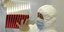 Κινέζος ερευνητής στην προσπάθεια εξεύρεσης του εμβολίου κατά του κορωνοϊού