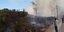 Ελικόπτερο πάνω από καπνούς σε φωτιά σε δάσος