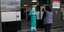 Γιατρός υποδέχεται ασθενή σε είσοδο νοσοκομείου στο Εκουαδόρ