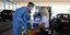 Γιατρός κάνει τεστ κορωνοϊού σε τουρίστρια στον Προμαχώνα