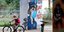 Ποδηλάτρια στο Ντάλας περνά δίπλα από γκράφιτι με αστυνομικό που φορά μάσκα