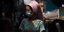 Γυναίκα στην Παλαιστίνη με μαντήλα και μάσκα προστασίας από τον κορωνοϊό