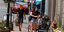 Γυναίκα περπατά σε δρόμο στο Κολοράντο φορώντας μάσκα για τον κορωνοϊό