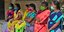 Ινδία γυναίκες με πολύχρωμα ρούχα και μάσκες