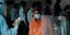 Ινδή με παραδοσιακή φορεσιά και μάσκα υποβάλλεται σε έλεγχο για τον κορωνοϊό