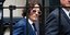 Ο Τζόνι Ντεπ με μπλε κοστούμι στο δικαστήριο του Λονδίνου 