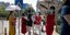 Κινέζες περπατούν φορώντας μάσκες για τον κορωνοϊό