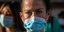 Μια νοσοκόμα φορά μάσκα για τον κορωνοϊό