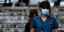 Κορωνοϊός: Μια νοσηλεύτρια με μάσκα παρακολουθεί ομιλία 