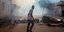 Νεαρός στο Μάλι σε δρόμο με καπνούς και πέτρες