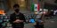 Μεξικανοί ακτιβιστές γονατίζουν φορώντας μάσκα για τον κορωνοϊό