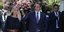 Ο Κυριάκος Μητσοτάκης χαιρετά τον κόσμο έξω από το Προεδρικό όπου μπαίνει για να ορκιστεί πρωθυπουργός -Δίπλα του η σύζυγός του, Μαρέβα  