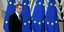 Ο Μητσοτάκης περπατά δίπλα από σημαίες της ΕΕ