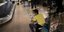 Νεαρός με μάσκα προστασίας μετάδοσης του κορωνοϊού σε αεροδρόμιο του Βελγίου