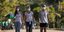Οικογένεια από την Βραζιλία περπατάει φορώντας μάσκα για τον κορωνοϊό