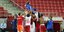 Οι ποδοσφαιριστές του Ολυμπιακού σήκωσαν στα χέρια τον Πέδρο Μαρτίνς