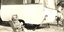 Η ασπρόμαυρη φωτογραφία με το μικρό αγόρι μπροστά στο λιτό τροχόσπιτο της εποχής, γυρίζει τον χρόνο πίσω 