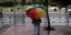 πολύχρωμη ομπρέλα βροχή στην Αθήνα