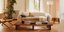 Σαλόνι διαμερίσματος με καναπέ, τραπεζάκι, φωτιστικό, καρέκλα, φυτό