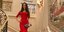 Ρωσίδα σεξολόγος με κόκκινο φόρεμα σε σκαλιά ξενοδοχείου