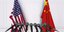 σημαίες των ΗΠΑ και της Κίνας μπροστά από μικρόφωνα