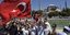 Τούρκοι πανηγυρίζουν κρατώντας τη σημαία της χώρας τους έξω από την Αγιά Σοφιά