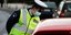 αστυνομικός με μάσκα ελέγχει οδηγό