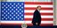 Ο Τραμπ φωνάζει αποχωρώντας μπροστά από την αμερικανική σημαία