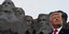 Ο Τραμπ χαμογελά στο όρος Ράσμορ με φόντο τις προτομές των Αμερικανών προέδρων