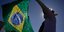 Γυναίκα κρατά σημαία της Βραζιλίας με ζωγραφισμένους σταυρούς
