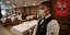 Υπάλληλος σε εστιατόριο στην Βραζιλία με μάσκα για τον κορωνοϊό