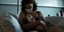 Mητέρα θηλάζει την κορούλα της σε μαιευτήριο στη Λιέγη του Βελγίου 