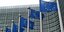 Σημαίες της ΕΕ μπροστά από το μέγαρο της Κομισιόν στις Βρυξέλλες