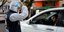 Aστυνομικός στην Άγκυρα κάνει συστάσεις για χρήση μάσκας σε διερχόμενους οδηγούς