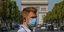 Άνδρας με μάσκα προστασίας για τον κορωνοϊό στο Παρίσι