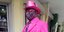 Ο James Maina Mwangi με φούξια κοστούμι