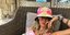 Η Άννα Βίσση με καπέλο και ροζ μπλούζα στη Μύκονο