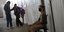 Ανδρας στη Βραζιλία κάθεται φορώντας μάσκα για τον κορωνοϊό