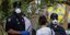 Αστυνομικοί με μάσκα και γάντια πραγματοποιούν ελέγχους για τα μέτρα περιορισμού του κορωνοϊού στους Κανάριους Νήσους