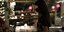 Σερβιτόρα με μάσκα μαζεύει τα τραπέζια σε κατάστημα στο Μοναστηράκι