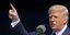 Ο πρόεδρος των ΗΠΑ, Ντόναλντ Τραμπ με ριγέ και το δάχτυλο να δείχνει ψηλά