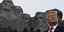 Ο πρόεδρος των ΗΠΑ, Ντόναλντ Τραμπ, μπροστά στο μνημείο στο όρος Ράσμορ