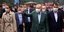 Ο Ερντογάν με πράσινο σακάκι χαιρετά πολίτες σε μια περιοδεία του