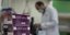 κουτιά με φάρμακα για τον κορωνοϊό μπροστά από γιατρό στην Αίγυπτο